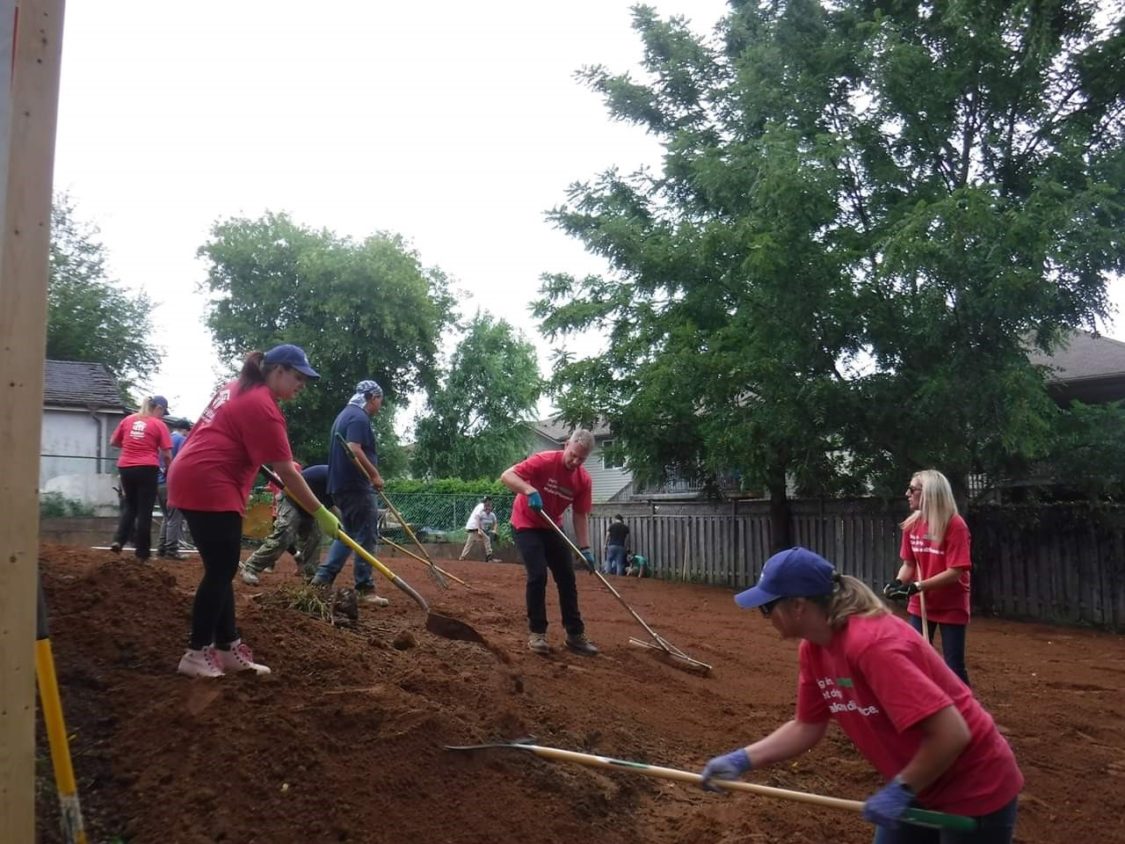 Image d'agents d'Allstate faisant du bénévolat avec Habitat pour l'humanité en train de creuser les fondations d'une maison
